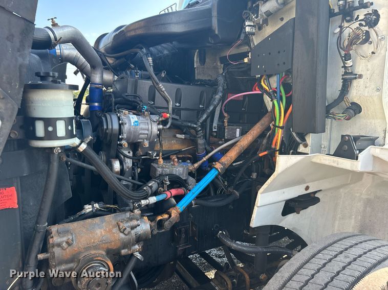 image for item KW9063 2006 International 9200i  semi truck