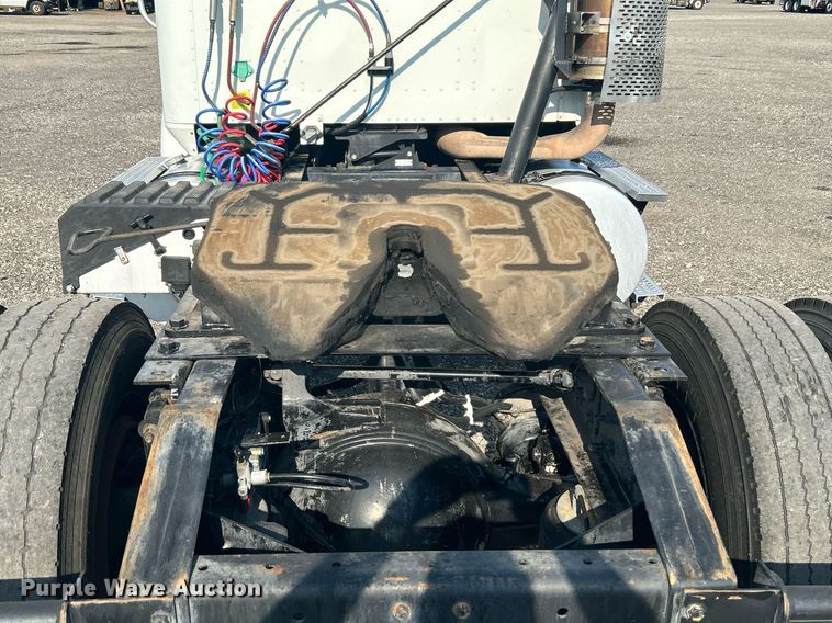 image for item KW9063 2006 International 9200i  semi truck