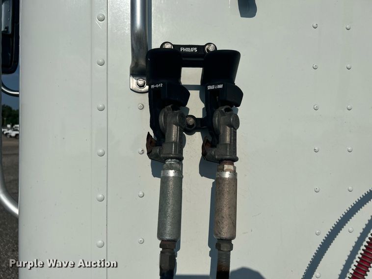 image for item KW9063 2006 International 9200i  semi truck