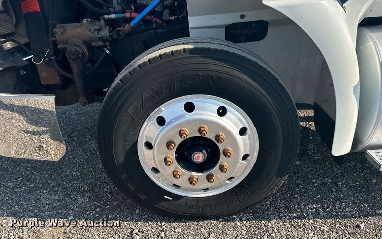 image for item KW9063 2006 International 9200i  semi truck