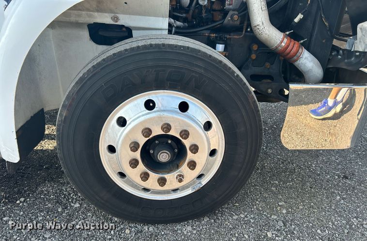 image for item KW9063 2006 International 9200i  semi truck