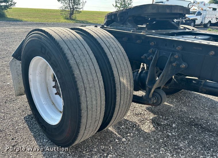 image for item KW9063 2006 International 9200i  semi truck