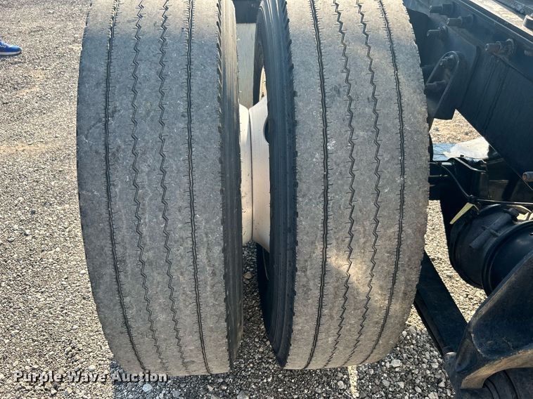 image for item KW9063 2006 International 9200i  semi truck