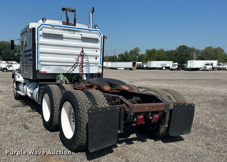 image for item KW9075 1996 International 9200  semi truck