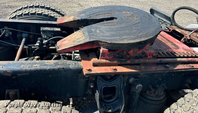 image for item KW9075 1996 International 9200  semi truck