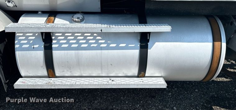 image for item KW9075 1996 International 9200  semi truck