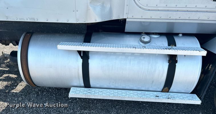 image for item KW9075 1996 International 9200  semi truck