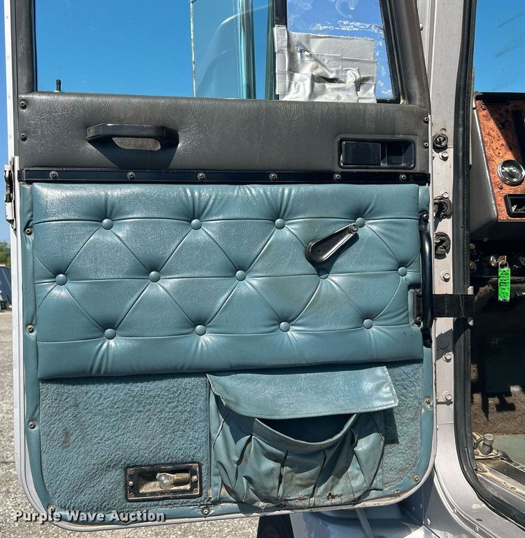 image for item KW9075 1996 International 9200  semi truck