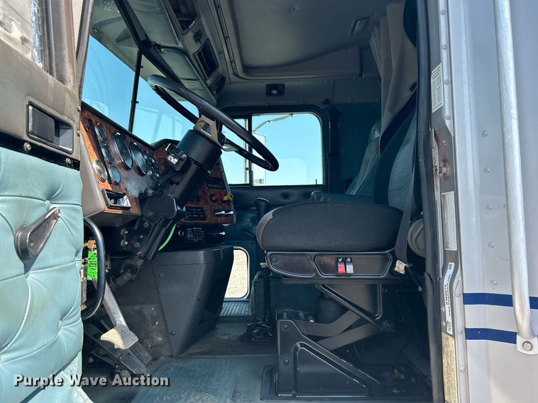 image for item KW9075 1996 International 9200  semi truck