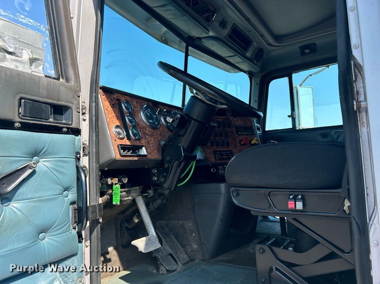 image for item KW9075 1996 International 9200  semi truck