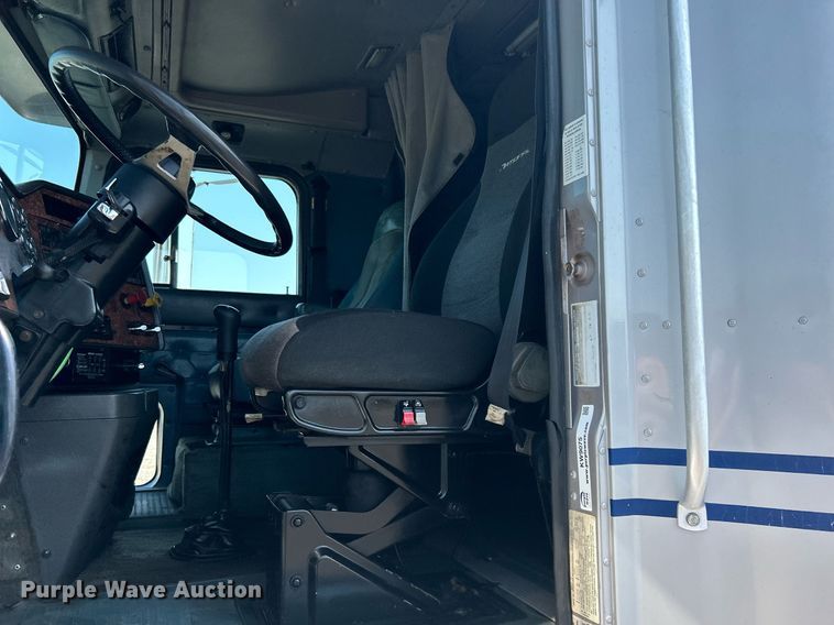 image for item KW9075 1996 International 9200  semi truck