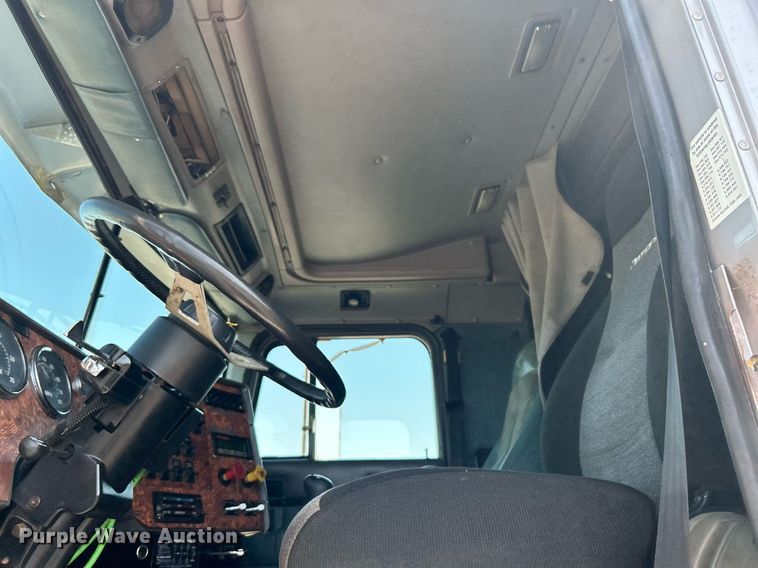 image for item KW9075 1996 International 9200  semi truck