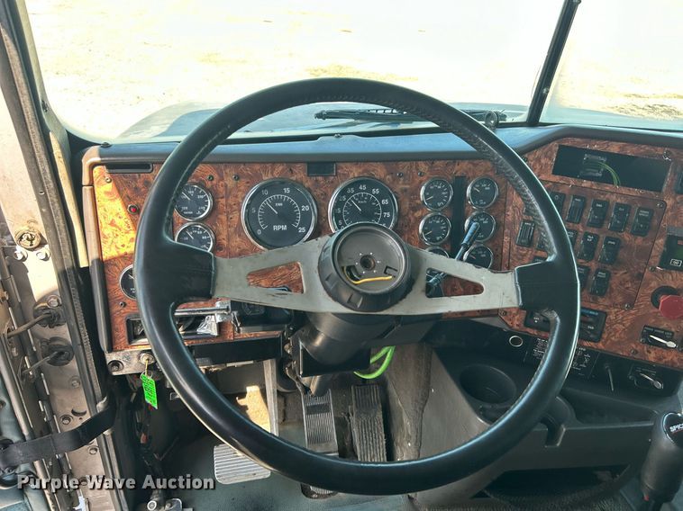 image for item KW9075 1996 International 9200  semi truck