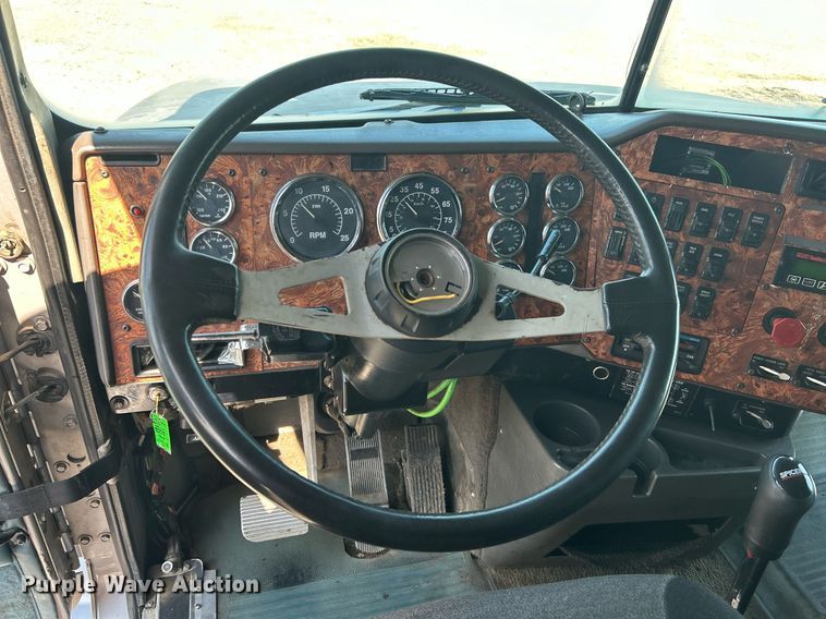 image for item KW9075 1996 International 9200  semi truck