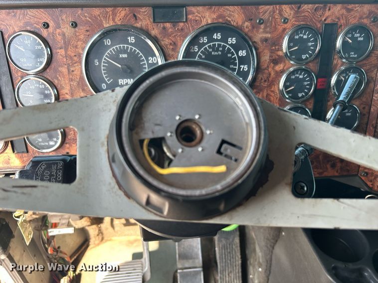 image for item KW9075 1996 International 9200  semi truck