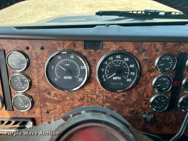 image for item KW9075 1996 International 9200  semi truck