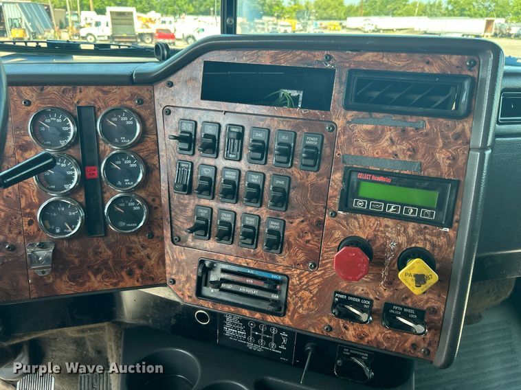 image for item KW9075 1996 International 9200  semi truck