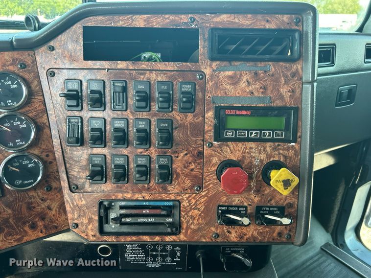 image for item KW9075 1996 International 9200  semi truck