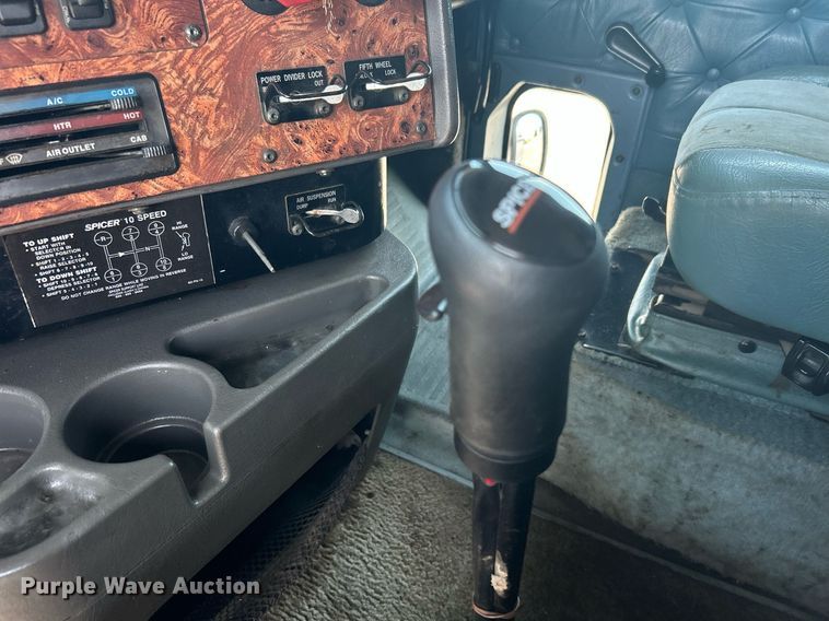 image for item KW9075 1996 International 9200  semi truck