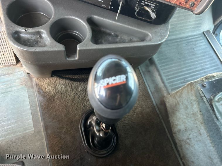 image for item KW9075 1996 International 9200  semi truck