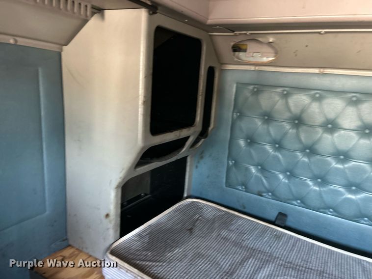 image for item KW9075 1996 International 9200  semi truck