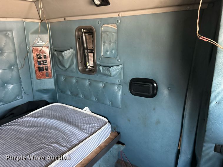 image for item KW9075 1996 International 9200  semi truck