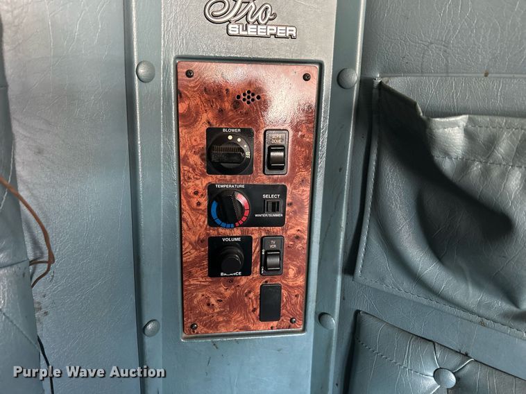 image for item KW9075 1996 International 9200  semi truck