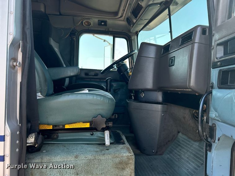 image for item KW9075 1996 International 9200  semi truck