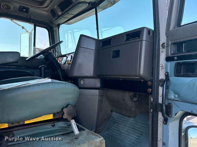 image for item KW9075 1996 International 9200  semi truck