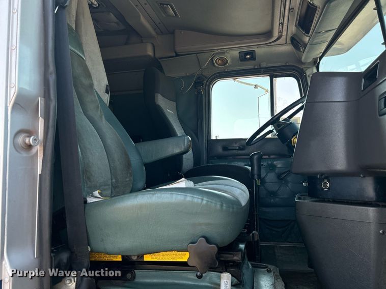 image for item KW9075 1996 International 9200  semi truck