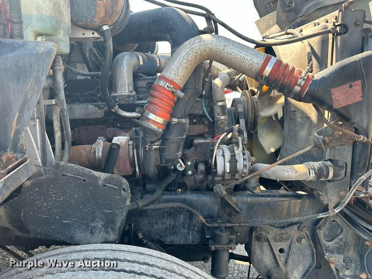 image for item KW9075 1996 International 9200  semi truck