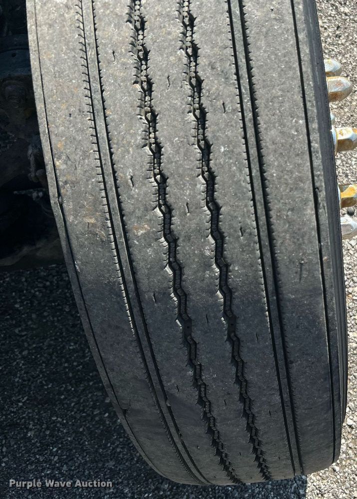 image for item KW9075 1996 International 9200  semi truck