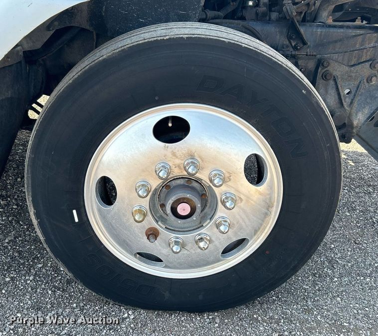 image for item KW9075 1996 International 9200  semi truck