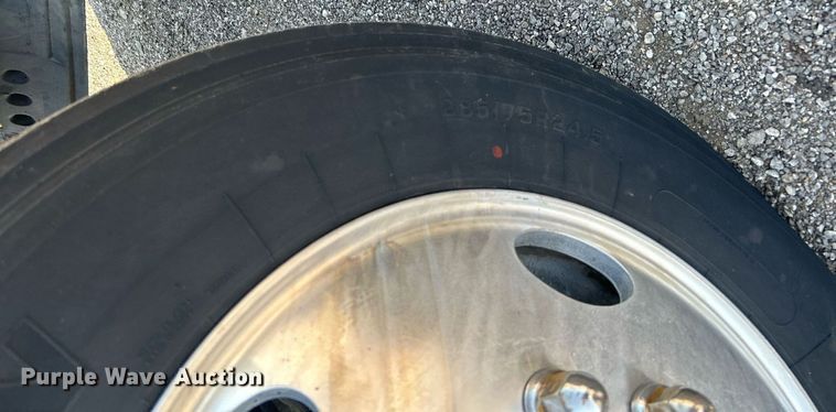 image for item KW9075 1996 International 9200  semi truck