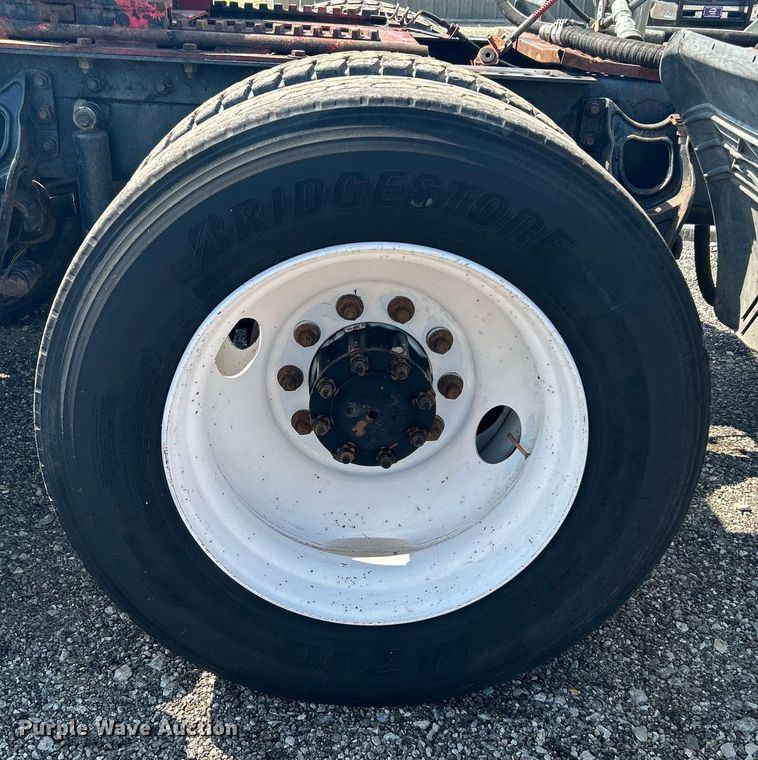 image for item KW9075 1996 International 9200  semi truck