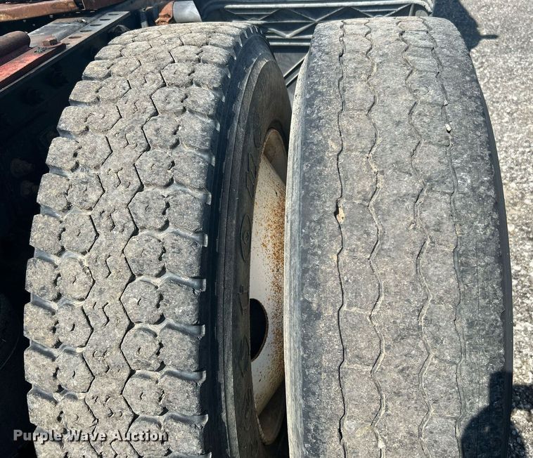 image for item KW9075 1996 International 9200  semi truck