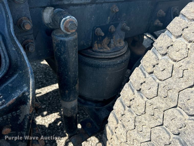 image for item KW9075 1996 International 9200  semi truck