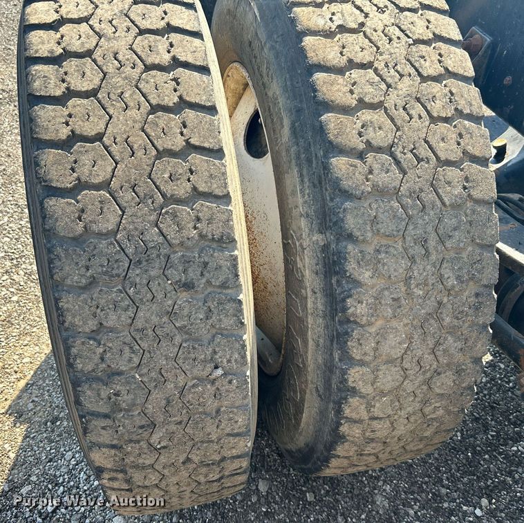 image for item KW9075 1996 International 9200  semi truck