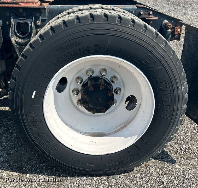 image for item KW9075 1996 International 9200  semi truck