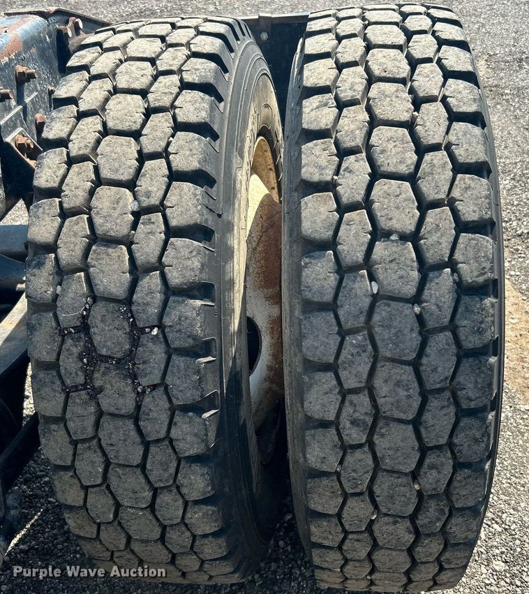 image for item KW9075 1996 International 9200  semi truck