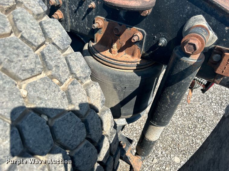 image for item KW9075 1996 International 9200  semi truck