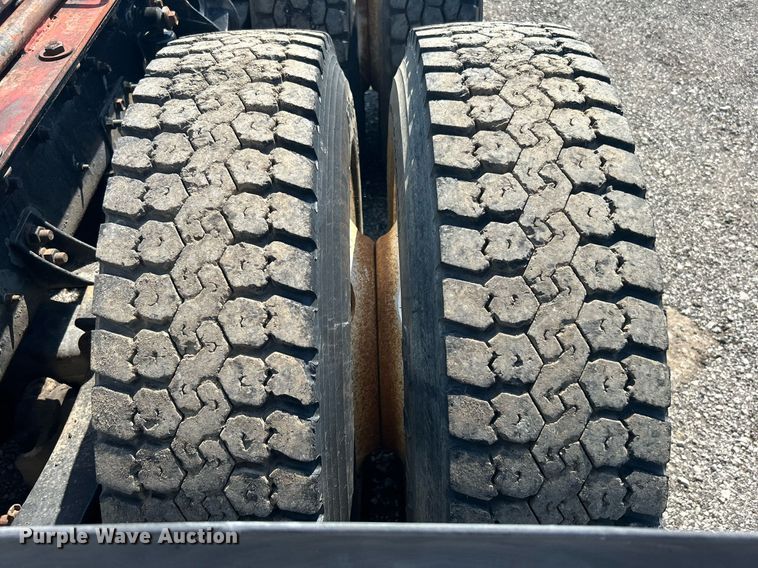 image for item KW9075 1996 International 9200  semi truck