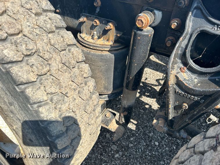 image for item KW9075 1996 International 9200  semi truck