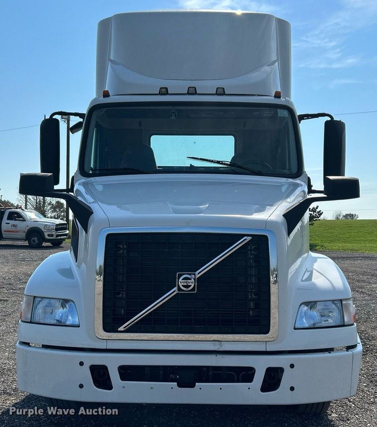 image for item KW9102 2016 Volvo VN  semi truck