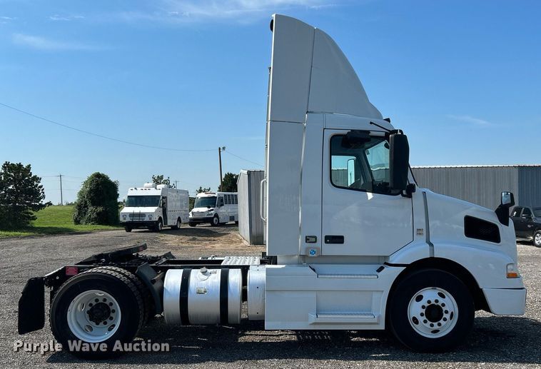 image for item KW9102 2016 Volvo VN  semi truck