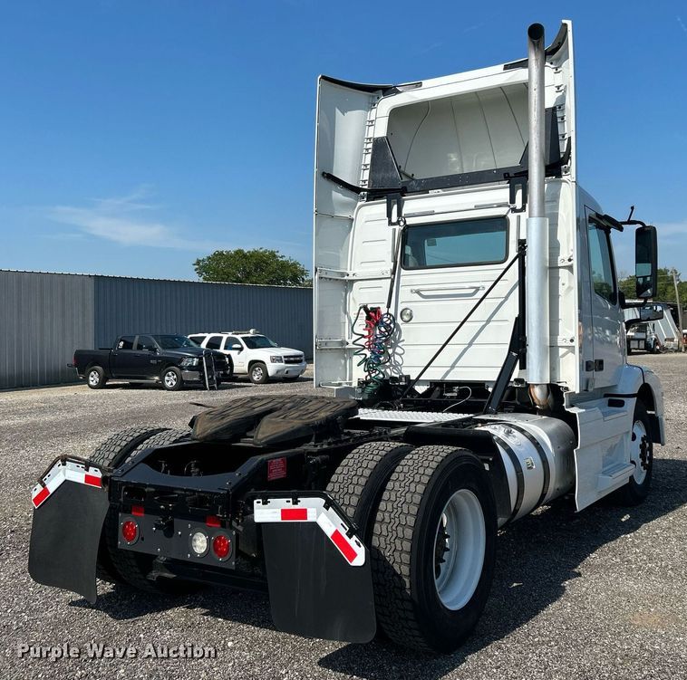 image for item KW9102 2016 Volvo VN  semi truck