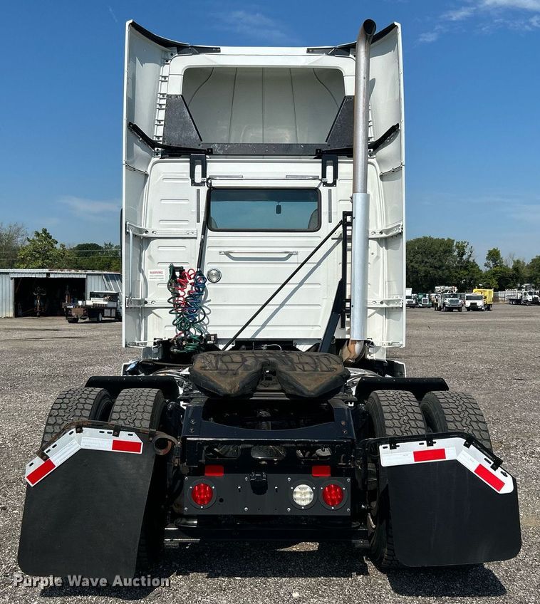 image for item KW9102 2016 Volvo VN  semi truck