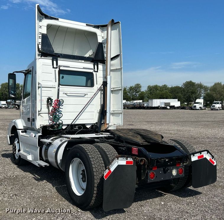 image for item KW9102 2016 Volvo VN  semi truck