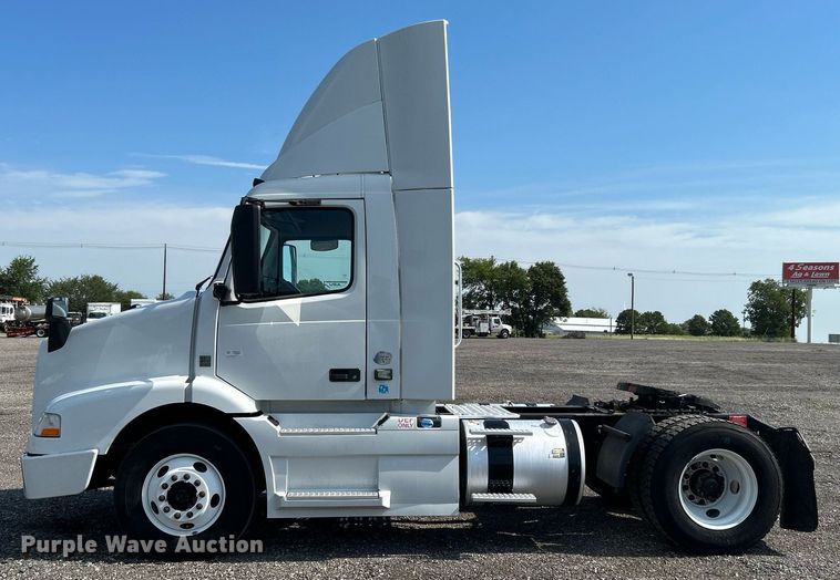 image for item KW9102 2016 Volvo VN  semi truck