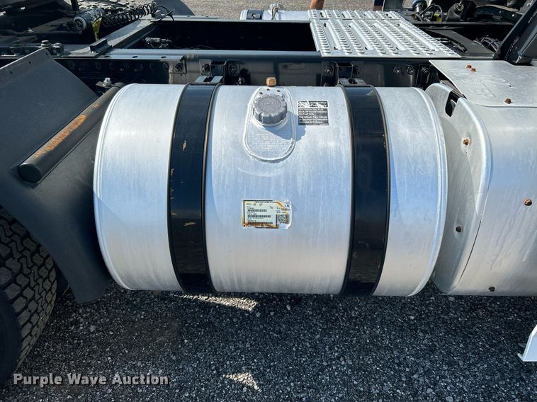 image for item KW9102 2016 Volvo VN  semi truck